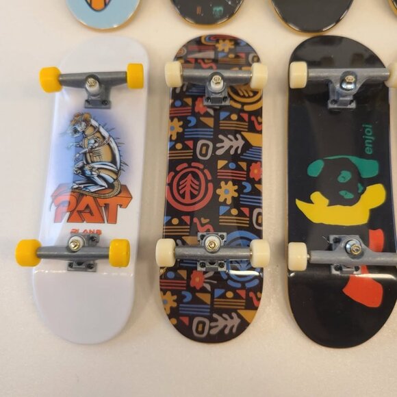 12 Fingerboards 10 Tech Deck and 2 Hot Wheels & Cards - Picture 3 of 10